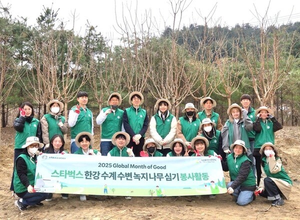 지난 4월 스타벅스 파트너들이 전개한 수풀로 금남리 조성을 위한 환경 정화활동(나무심기) 기념 사진. (사진=스타벅스 코리아)