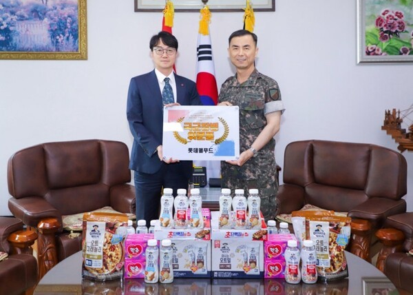 위세량 롯데웰푸드 커뮤니케이션부문장(왼쪽)이 제17보병사단을 방문해 위문품을 전달했다. (사진=롯데웰푸드)
