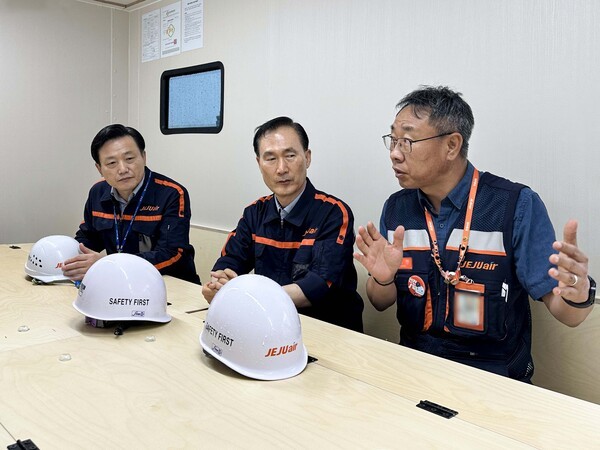 제주항공이 여름철 폭염에 대비해 인천국제공항 주기장에 에어컨과 냉장고, 전자레인지 등 기본 휴식 시설을 갖춘 자립형 전력공급 휴게용 카라반을 도입했다. 사진은 김이배 제주항공 대표이사(왼쪽 첫번째)가 14일 오후 휴게용 카라반에서 현장관리감독자와 함께 이야기를 나누고 있는 모습. (사진=제주항공)