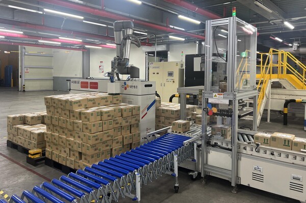 CJ대한통운은 인천GDC에 '이동형 로봇 팔레타이저'를 도입했다고 17일 밝혔다 (사진=CJ대한통운)