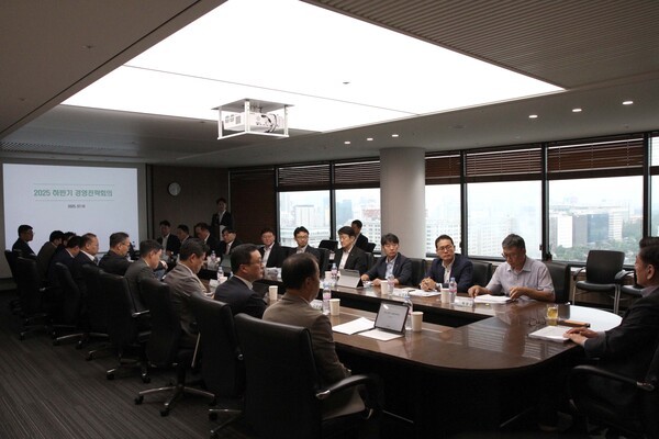 iM증권 13층 대회의실에서 임원·단장 등이 모인 가운데 2025년 하반기 경영전략 회의가 진행되고 있다. (사진=iM증권)