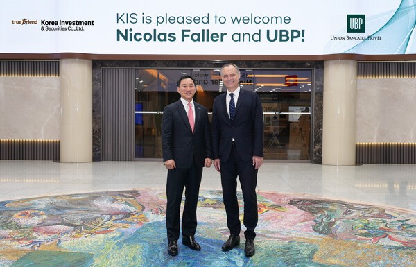 김성환 한국투자증권 사장(왼쪽)과 니콜라스 팔라(Nicolas Faller) UBP 글로벌 자산운용 대표가 전략적 협업 방안 논의를 마치고 기념사진을 찍고 있다.(사진=한국투자증권)