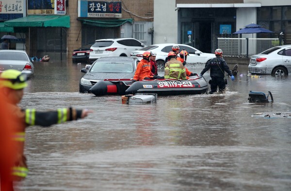 대구 북구 노곡동에서 119구조대가 보트를 타고 인명 수색을 하고 있다. (사진=연합뉴스)