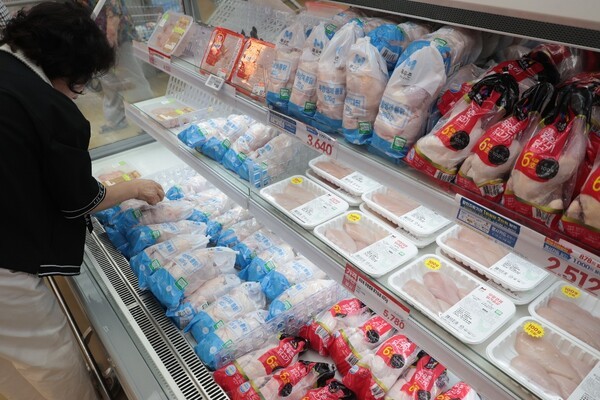 초복인 20일 서울 서초구 양재동 하나로마트에서 시민들이 육계 제품류를 살펴보고 있다. (사진=연합)