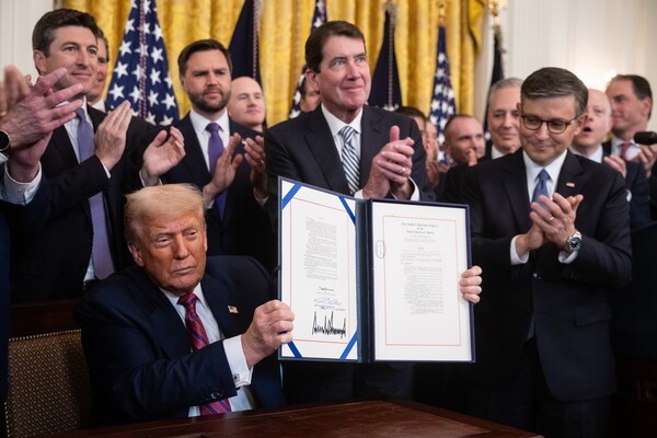 18일(현지시간) 스테이블코인 법안에 서명하는 미국 도널드 트럼프 대통령 (사진=연합뉴스)