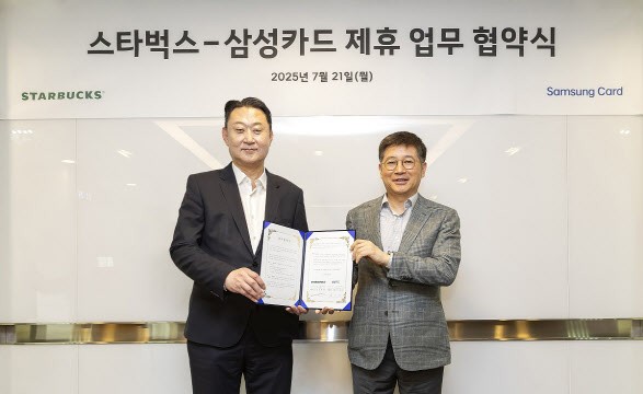 김이태(오른쪽) 삼성카드 사장과 손정현 스타벅스 코리아 대표가 기념사진을 촬영하고 있다.(사진=삼성카드)