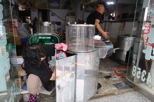 18일 오전 집중호우로 침수된 충남 당진시 읍내동 당진전통시장에서 상인들이 복구작업을 하고 있다. (사진=연합)