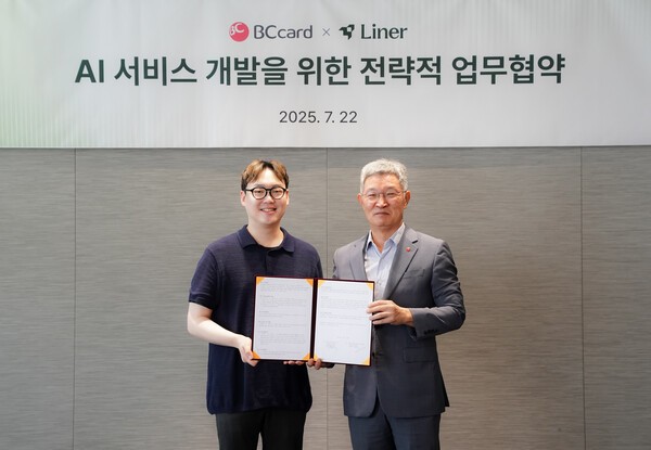 BC카드가 22일 오전 서울 중구 소재 BC카드 본사에서 글로벌 AI 검색 엔진 기업인 라이너와 양사 AI 플랫폼을 접목한 신규 서비스 출시 등 지속적인 협업을 위한 MOU를 체결했다. 사진은 협약식에 참석한 최원석 BC카드 사장(오른쪽)과 김진우 라이너 대표 (사진=BC카드)