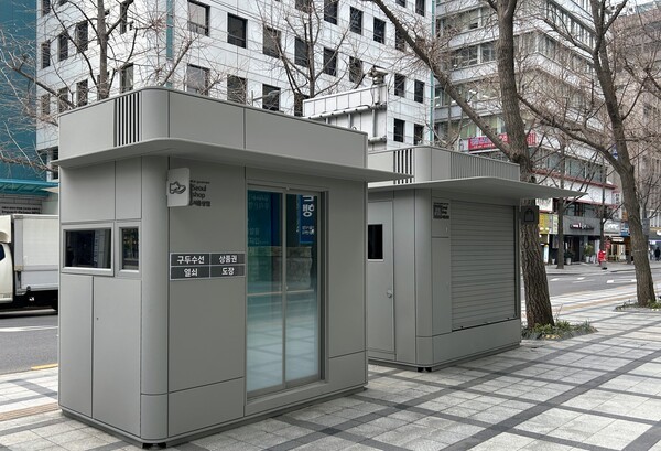 서울색 밝은기와진회색이 시범 적용된 가로가판대 및 구두수선대.(사진=KCC)