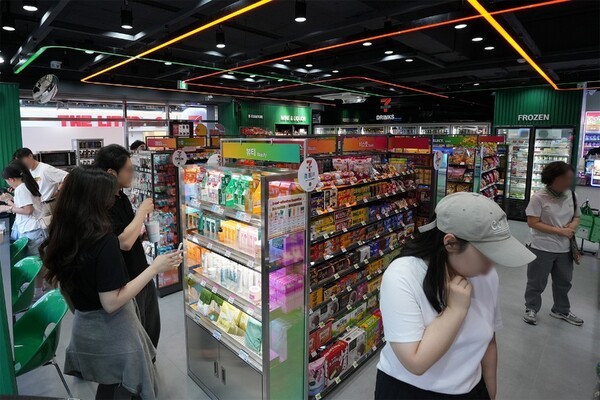 서울의 한 세븐일레븐 편의점에서 고객들이 상품을 둘러보고 있다. (사진=세븐일레븐)