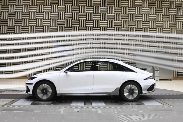 남양연구소 공력시험동에서 아이오닉6 기반 에어로 챌린지 카가 유동 가시화 시험을 하는 모습. (사진=현대자동차그룹)