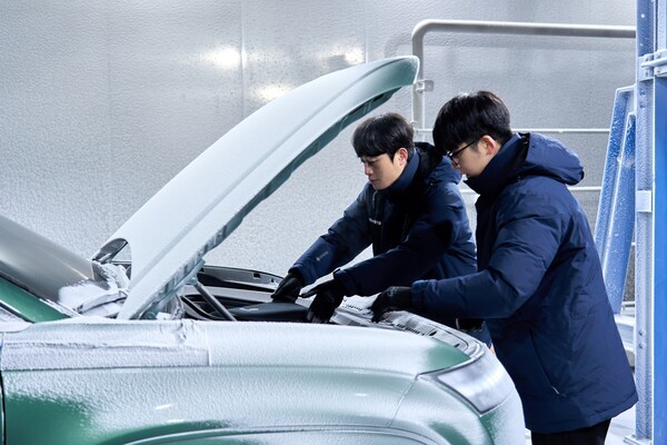 연구원들이 강설 시험을 마친 아이오닉9의 프렁크 눈 유입 여부를 확인하는 모습. (사진=현대자동차그룹)