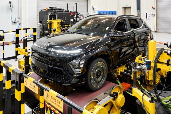 R&H성능개발동 핸들링주행시험기에서 코나일렉트릭 핸들링 특성을 시험하는 모습. (사진=현대자동차그룹)