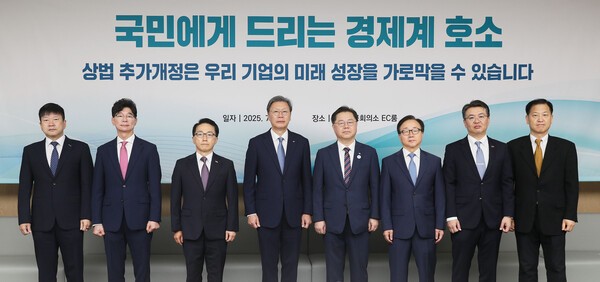 한국경제인협회, 대한상공회의소를 비롯한 경제8단체는 24일 중구 대한상공회의소에서 '경제위기 극복을 위한 경제계 대국민 호소문'을 발표했다. 왼쪽부터 장석민 한국무역협회 전무,김준만 코스닥협회 본부장, 이호준 한국중견기업연합회 부회장, 김창범 한국경제인협회 부회장, 박일준 대한상공회의소 부회장, 이동근 한국경영자총협회 부회장, 오기웅 중소기업중앙회 부회장, 선우정택 한국상장회사협의회 부회장. (사진=한국경제인협회)