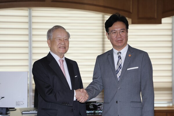 24일 서울 마포구 경총회관에서 손경식 한국경영자총협회 회장(왼쪽)과 김영훈 신임 고용노동부 장관이 악수를 하고 있다. (사진=한국경영자총협회)