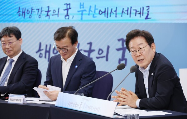 이재명 대통령은 25일 부경대에서 열린 타운홀미팅에서 해수부 이전 및 북극항로에 대한 개발 의지를 전했다 (사진=연합뉴스)