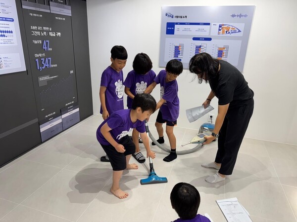 LH 층간소음 시험시설인 '데시벨35랩'(dB35Lab)*에서에서 아이들을 대상으로 생활속 소음(청소기) 측정 체험이 진행되고 있다. (사진=LH)