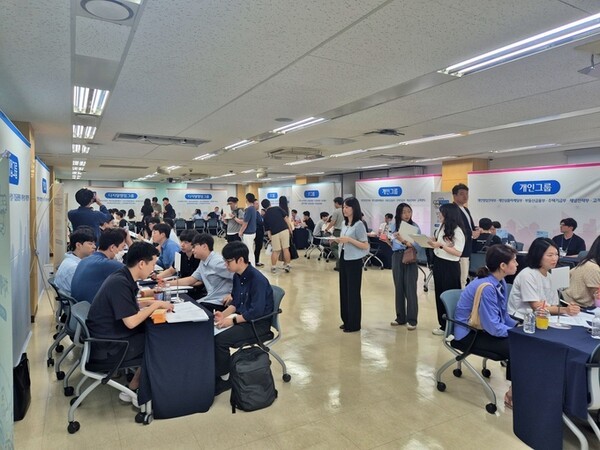 26일 서울 중구 남창동 우리은행 서울연수원에서 개최된 우리커리어엑스포(W.C.E)에 참석한 직원들이 관심 있는 사업그룹의 현직자에게 상담을 받고 있다. (사진=우리은행)