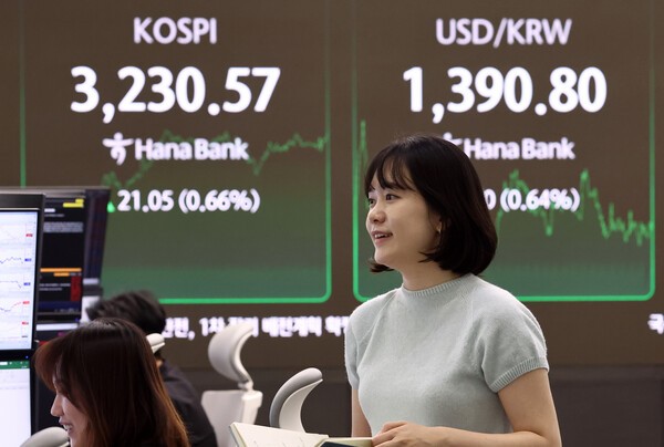 코스피가 전장보다 21.05포인트(0.66%) 오른 3,230.57에 장을 종료한 29일 서울 하나은행 본점 딜링룸에서 딜러들이 업무를 보고 있다. (사진=연합뉴스)