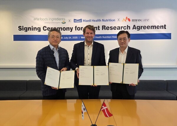 박석준(왼쪽) 매일헬스뉴트리션의 대표가 공동연구 체결식을 진행하고, 기념사진을 촬영했다. (사진=매일유업)