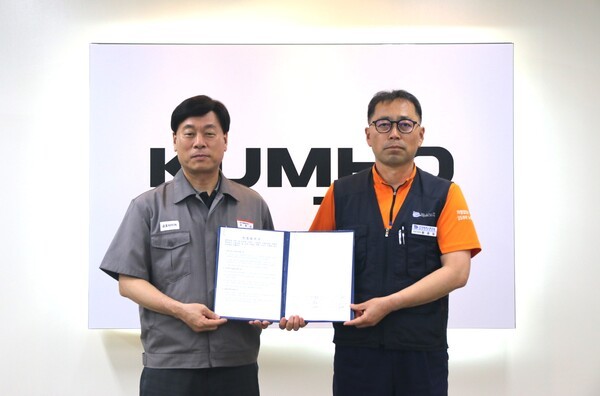 금호타이어가 광주공장 재건과 관련한 노사 합의안을 발표했다. (왼쪽부터) 김명선 금호타이어 생산기술총괄 부사장과 황용필 금호타이어지회 대표 지회장 (사진=금호타이어)