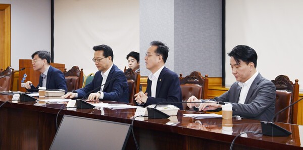 이형일 기획재정부 차관이 31일 서울 중구 은행회관에서 열린 거시경제금융회의를 주재하고 있다. (사진=기획재정부)