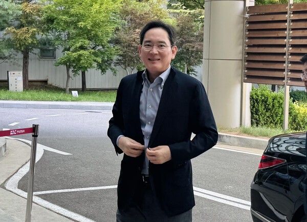 이재용 삼성전자 회장이 지난 29일 서울 강서구 서울김포비즈니스항공센터(SGBAC)를 통해 워싱턴으로 출국하고 있다.  (사진=연합뉴스)