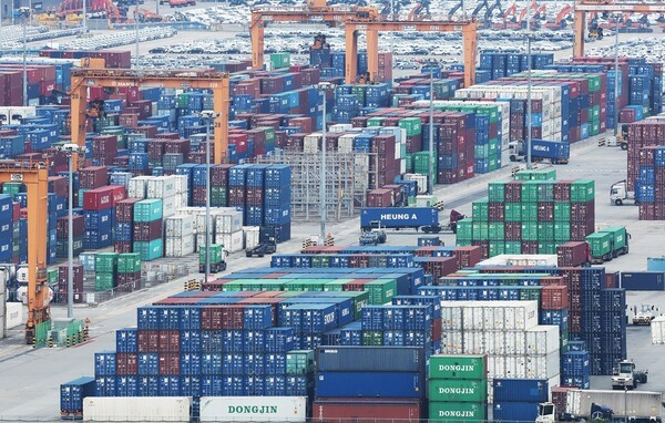 한국과 미국의 관세 협상이 타결된 31일 경기도 평택항에 컨테이너가 쌓여 있다. (사진=연합뉴스)