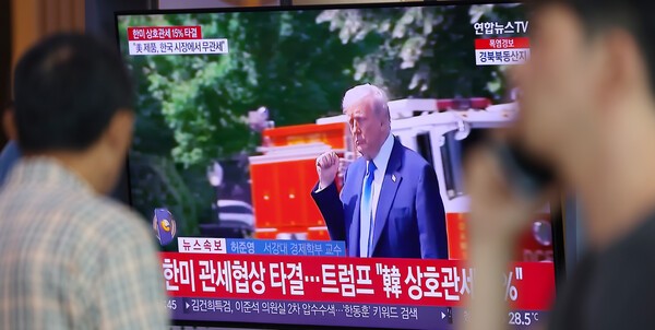 한국과 미국의 관세협상이 타결된 31일 서울역 대합실에서 한 시민이 관련 뉴스를 시청하고 있다. (사진=연합뉴스)