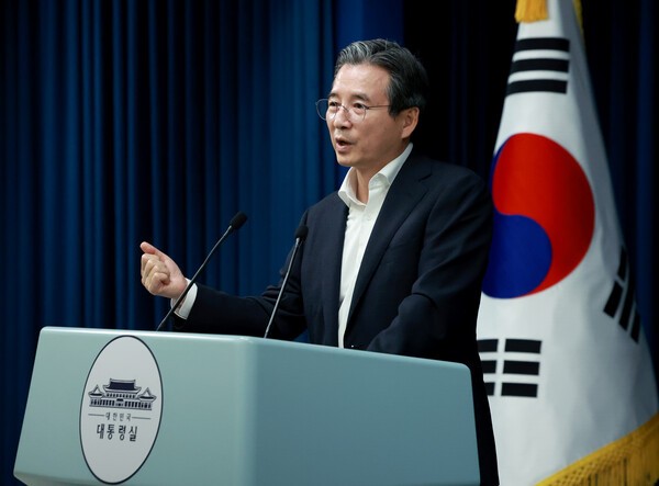 김용범 대통령실 정책실장이 31일 서울 용산 대통령실 청사에서 한미 관세 협상 타결 관련 브리핑 뒤 취재진의 질문에 답하고 있다. (사진=연합뉴스)