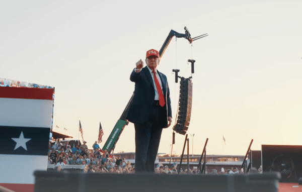 지난 7월 미국 아이오와주 박람회장에서 지지자들과 소통하고 있는 도널드 트럼프 미국 대통령. (사진=백악관 유튜브 갈무리)