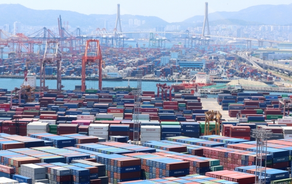 부산항 신선대부두, 감만부두에 컨테이너가 가득 쌓여 있는 모습. (사진=연합뉴스)