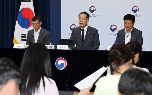 조만희 조세총괄정책관(오른쪽부터), 이형일 기획재정부 1차관, 박금철 세제실장이 정부세종청사 민원동 브리핑실에서 2025 세제 개편안 상세 브리핑을 하고 있다.(사진=연합뉴스)