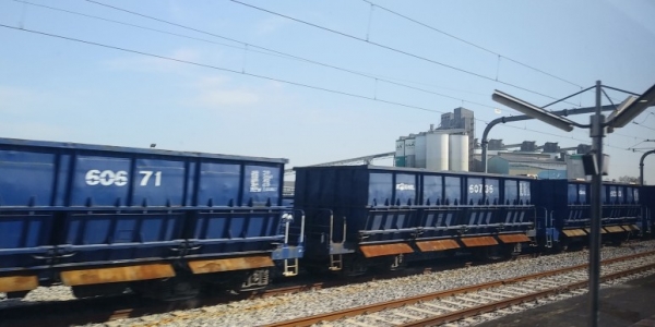 철도 화차와 뒤로 보이는 시멘트 공장. (사진=서울파이낸스)