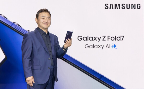 삼성전자가 지난달 9일 공개한 갤럭시Z폴드7, Z플립7은 삼성전자 하반기 실적 개선에 첨병 역할을 할 것으로 기대된다. 사진은 국 뉴욕 브루클린 듀갈 그린하우스에서 열린 '갤럭시 언팩 2025' 행사에서 갤럭시Z폴드7을 소개하는 노태문 삼성전자 MX사업부장 모습. (사진=삼성전자)