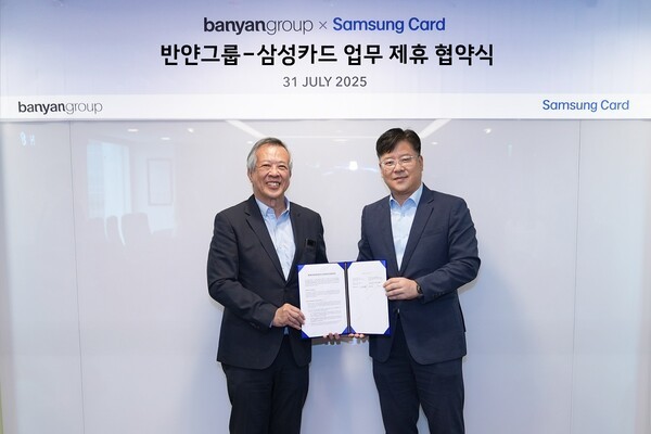 삼성카드 마케팅본부장 김대순 부사장(오른쪽)과 반얀트리 아태 세일즈 부문장 Bobby Ong 부사장(왼쪽)이 기념사진을 촬영하고 있다. (사진=삼성카드)