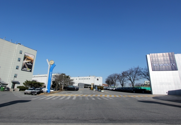 KGM이 지난 31일 임금협상 잠정합의안에 대한 조합원 찬반투표에서 합의안이 64.5%의 찬성률로 가결됐다고 밝혔다. 사진은 KGM 평택공장 전경. (사진=케이지모빌리티)