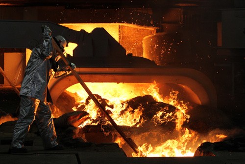 현대제철 직원이 용광로에서 작업하는 모습 (사진=현대제철)