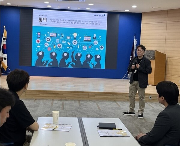 2025년 영업역량 강화과정에 참석한 유진기업 영업 실무자들이 강의를 듣고 있다 (사진=유진그룹)