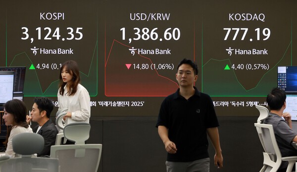 4일 서울 중구 을지로 하나은행 딜링룸에서 직원들이 업무를 하고 있다. (사진=연합뉴스)