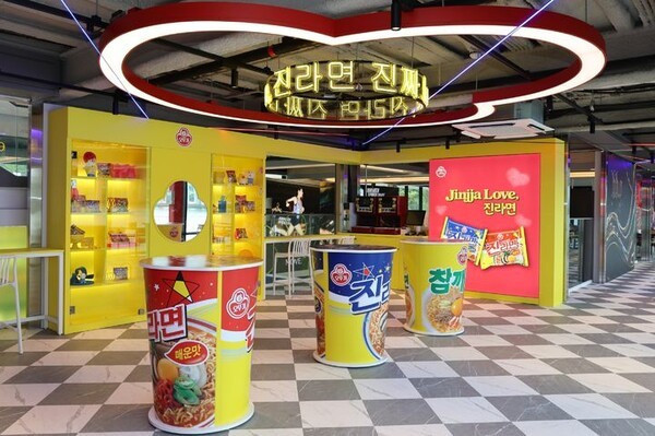 오뚜기 해피냠냠 라면가게 한강버스 압구장 선착장점. (사진=오뚜기)