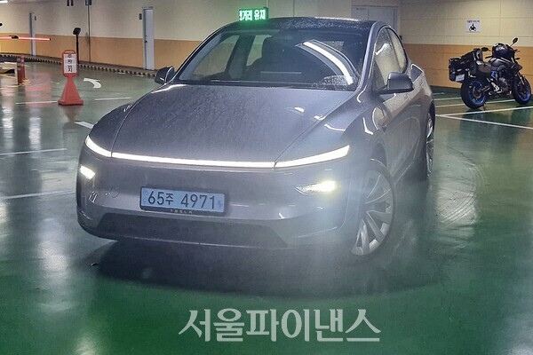 테슬라 모델Y가 지난달 국내 수입차 시장에서 전통 강자인 메르세데스-벤츠 E클래스와 BMW 5시리즈를 제치고 판매 1위에 올랐다. 사진은 모델Y 정측면. (사진=문영재 기자)