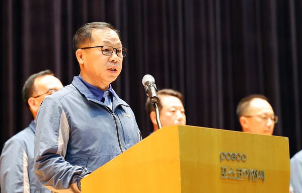 정희민 포스코이앤씨 사장이 29일 인천 송도 본사에서 연이은 현장 사망사고와 관련한 담화문을 발표하고 있다. (사진=연합뉴스)