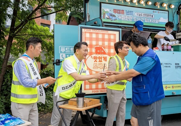 정부는 6일 국내 주요 5개 택배사를 대상으로 관계부처 합동 불시 점검을 실시한다고 밝혔다. 사진은 택배기사들에게 여름나기 용품을 전달하는 CJ대한통운 관계자들 모습 (사진=CJ대한통운)