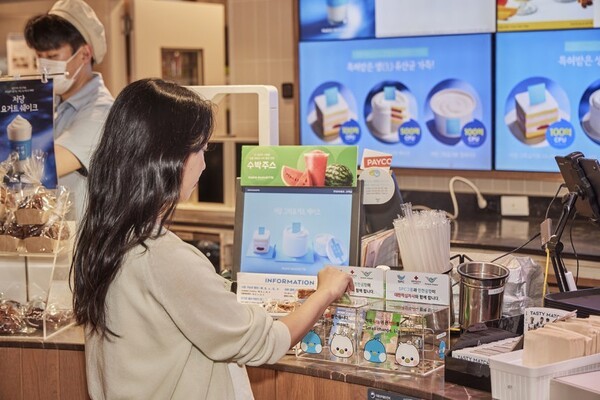 파리바게뜨 인천공항 에어랩에 설치된 모금함에 고객이 기부하고 있다. (사진=SPC그룹)