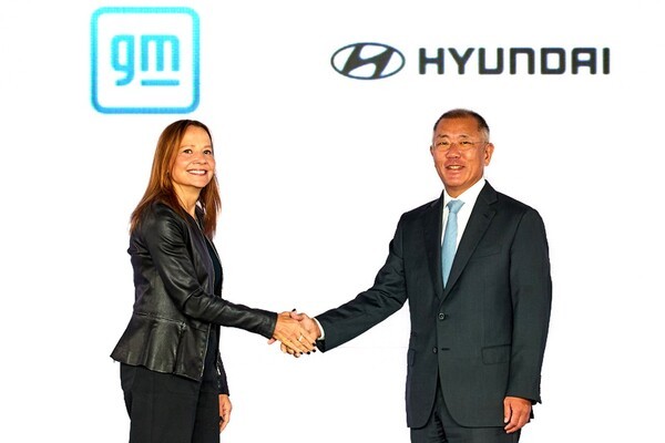 정의선 현대차그룹 회장(오른쪽)이 지난해 9월 메리 바라 GM 회장 겸 CEO와 포괄적 협력을 위한 MOU를 체결한 후 악수하고 있다. (사진=현대자동차그룹)