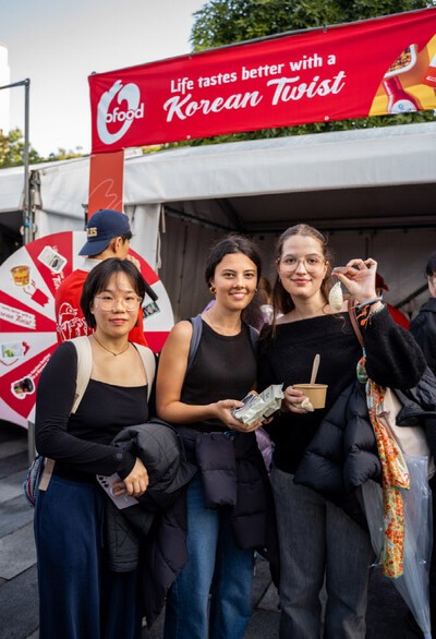 시드니 대학교 웰컴 페스트내 대상 오푸드 부스에 방문한 현지 대학생들이 포즈를 취하고 있다. (사진=대상)