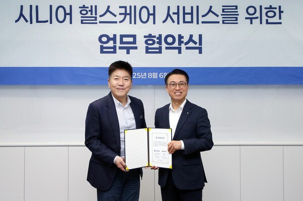 지난 6일 서울 여의도 소재 GC케어 본사에서 GC케어와 시니어 헬스케어 서비스를 위한 업무협약을 체결하고 강대오 신한은행 자산관리솔루션그룹장(오른쪽)과 김진태 GC케어 대표가 기념촬영하는 모습 (사진=신한은행)