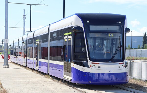 현대로템은 1일(현지시간) 캐나다 에드먼턴 게리라이트 기지에 트램 초도 물량이 도착했다고 밝혔다. (사진=현대로템)