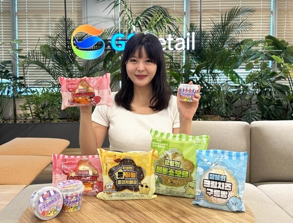 모델이 GS25가 '픽셀리'와 손잡고 출시하는 상품을 소개하고 있다. (사진=GS리테일)